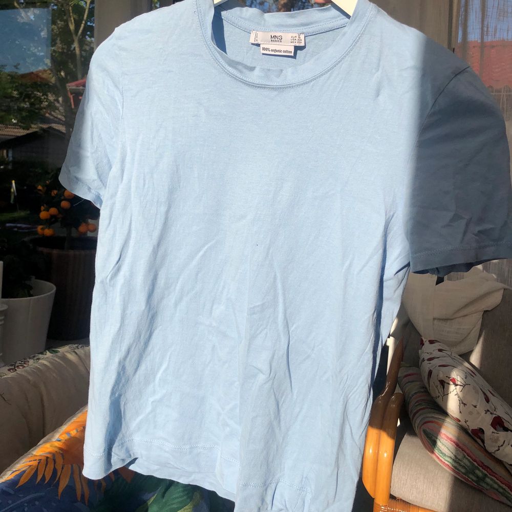 Ljusblå T-shirt. Använd ett fåtal gånger. Passar xxs-s. (Frakt tillkommer). T-shirts.