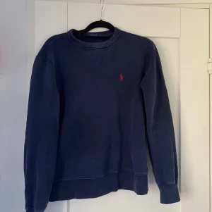 Ralph Lauren tröja - Klassisk snygg Ralph Lauren tröja som sitter snyggt och passar till det mesta. Inköpt för cirka 1200kr säljs för 400kr. 