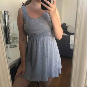  - En söt klänning med fin detalj i ryggen. Lite noppig därav de billiga priset. Köparen står för frakten!