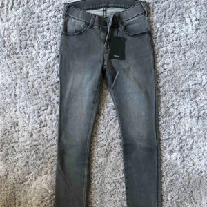  - Jätte snygga jeans från de.denim. Helt nya med prislapp kvar. Väldigt stretchiga så passar säker lite större men även mindre storlekar💞