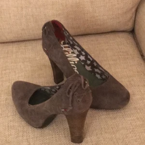 Högklackat i mocka - Höga klackar från Tommy Hilfiger. 9 cm klack.  Bra skick. Frakt tillkommer.