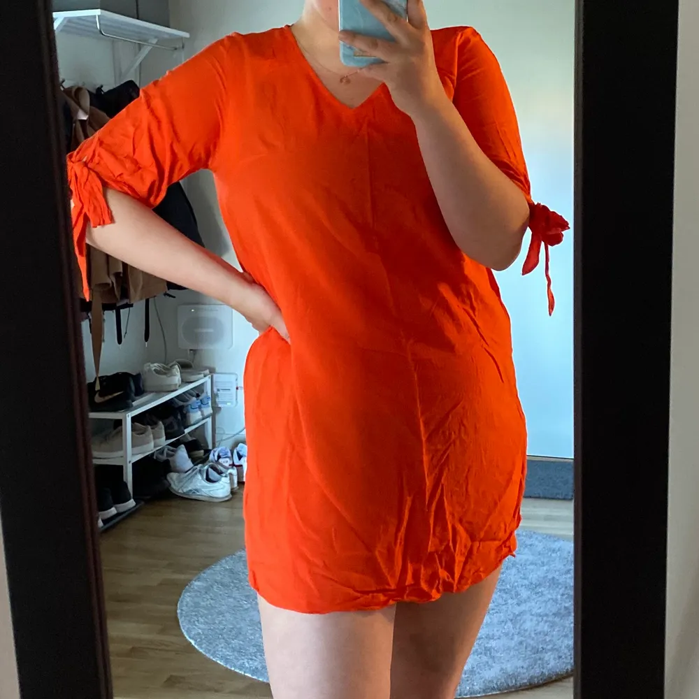 Orange sommarfin klänning från H&M i fint skick. Storlek 44 men passar bättre M/40. Frakten ingår i priset . Klänningar.