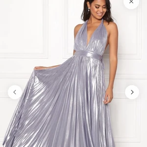 Den perfekta klänningen - Lila metallic klänning från bubbleroom. Aldrig använd eftersom jag skulle använda den på balen🥺🥺 (lapparna och allt är kvar) Storlek S. Jag är 175 cm och den är perfekt i längden. Banden går även att knyta på andra sätt. Jag köpte den för 1299kr
