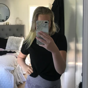 Fitness-topp - Skön träningstopp från MM-sports. 100% bomull och en dekorativ text längst ned på svanken. Säljer på grund av att den aldrig har kommit till användning. Köparen står för eventuell frakt☺️