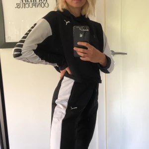 set från puma  - så snyggt tvådelat det från puma 🤍  frakt på 89 kronor tillkommer 😊 tröjan är S och byxorna är XS 