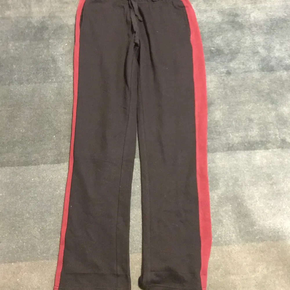Ett par jätte sköna svarta mys byxor med en röd rand på sidan. (Ovanväda) (Köpare står för frakt, förutan ifal man bor i Göteborg). Jeans & Byxor.