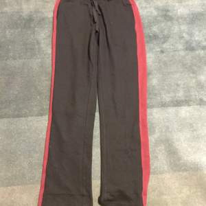 Ett par jätte sköna svarta mys byxor med en röd rand på sidan. (Ovanväda) (Köpare står för frakt, förutan ifal man bor i Göteborg)