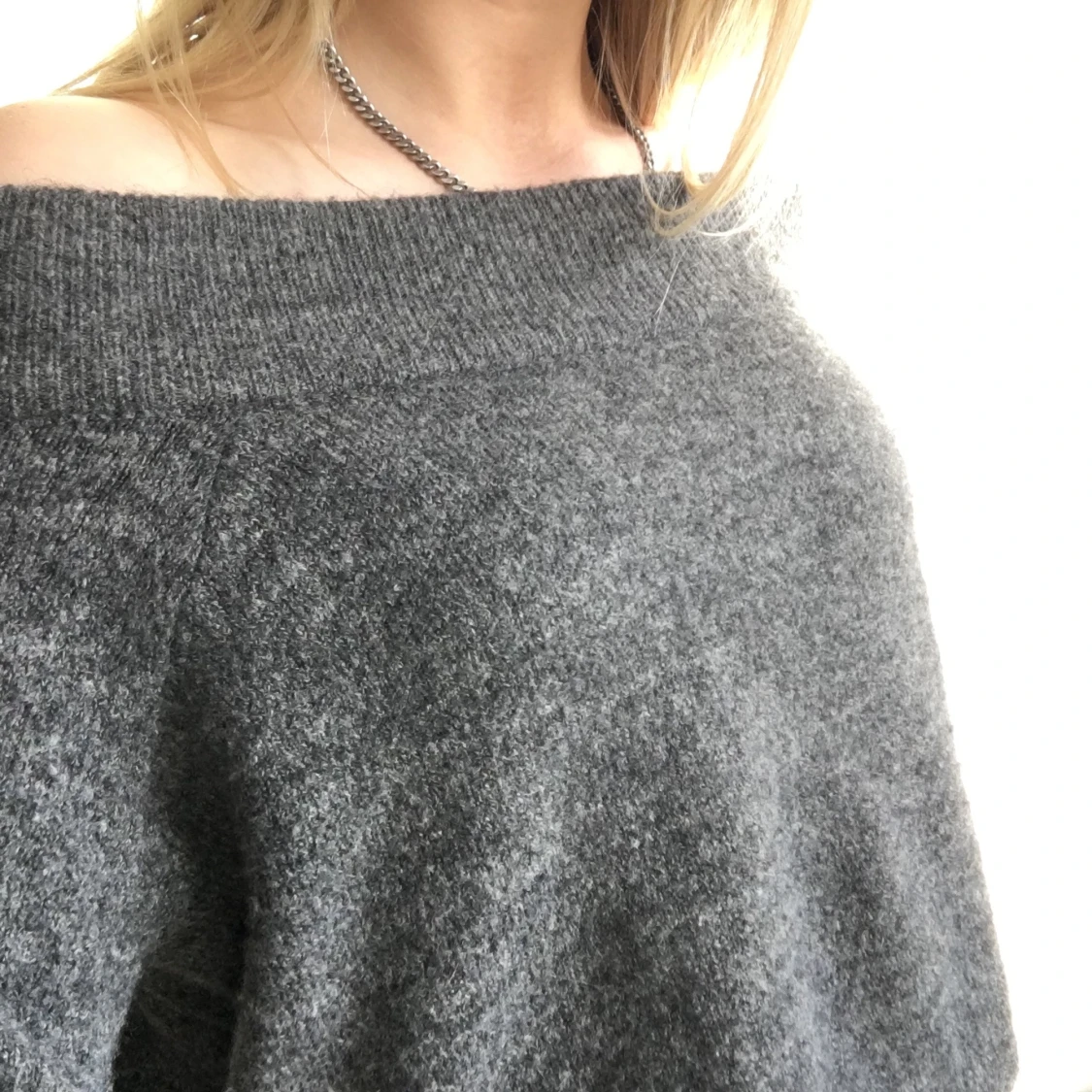 GRÅ OFFSHOULDER - 91