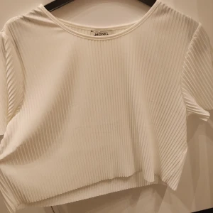 Vit plisserad crop top - Aldrig använd vit crop top från Monki. Den är plisserad och faller väldigt fint! Storlek M men skulle funka på S med! Vi delar på frakten ✨ 