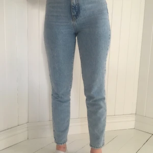 Jens - Säljer här min blå jeans som endast är användna 2 gånger. Jensen heter ” dagny petit ” och kommer från Gina tricot. Frakt betalas själv. Jensen inköpspris var 500kr och har storlek 32. 