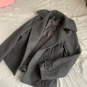 H&M jacka - Grå kort kappa från H&M. Köparen står för frakt. Går att mötas upp i Jönköping:)