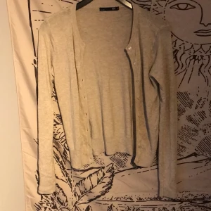 BEIGE KOFTA - en trendig beige kofta i jättgosigt material från lager157 🤎 storlek xs. knappt använd. frakt 45kr ✨