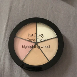 Ny isadora face glow 100 kr inkl frakt - helt ny oöppnad palett från isadora med highlighters, säljes för 100 kr inkl frakt. Passa på då den kostar mer än dubbelt så mycket online eller i butik 🥰