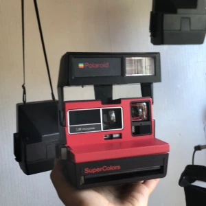 Polaroid kamera-supercolor - Den har några bilder kvar i men dock har de gått ut så de blir blåa som på bilden. Men när man köper ny film får man vanlig upplösning. Kameran är i gott skick!