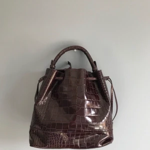 Bucketväska - Croco-mönstrad bucketväska i 100% läder! 