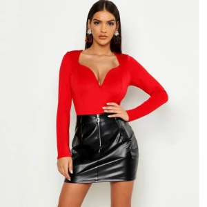 Snygg body - skitsnygg urringad röd body, använt den 1 gång så i nyskick! 