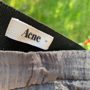  - Acne silk grey pants lite slit a i sömmarna, tunt tyg. Perfekt att ha strumpbyxor under.
