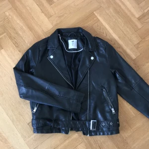 skinnjacka - säljer denna supersnygga skinnjacka då den aldrig kommit till användning, den är alltså helt oanvänd!!💘 storlek 158 men passar bra på mig som vanligtvis är en s!!🥰 frakt tillkommer