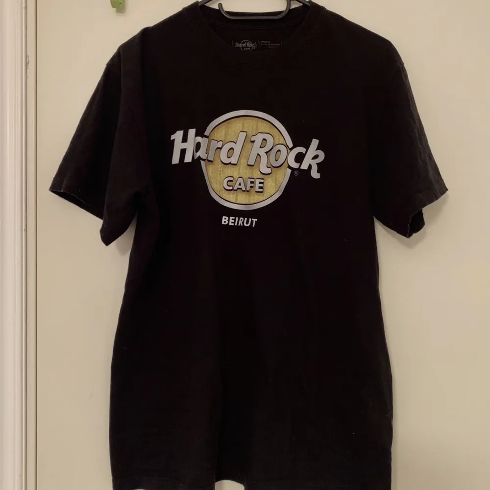 Oversize Hard Rock Cafe Beirut limited edition t-shirt i mycket fint skick. Frakt på 44kr tillkommer✨ bud vid flera intresserade (buda i kommentarerna) budet budgivningen slutar den 3:e juni kl 18🧚🏻🥰Utgångspris 100kr . Skjortor.