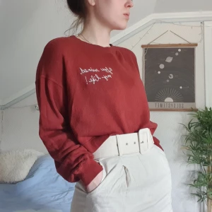 cropped sweater - kort och lös tröja i rostrött med texten "you ruined my life" på bröstet. från Pull&Bear.  Huuuur mjuk som helst