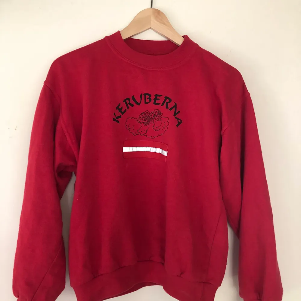 Röd sweater med reflex, supercool och jätteskön 🤩. Hoodies.