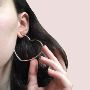  - Superfina hjärtformade örhängen. Oanvända. 60kr med frakt inräknat i priset!