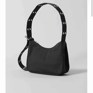  - Säljer min superfina weekday väska, väskan är justerbar och välbevarad. Köparen står för frakt❤️