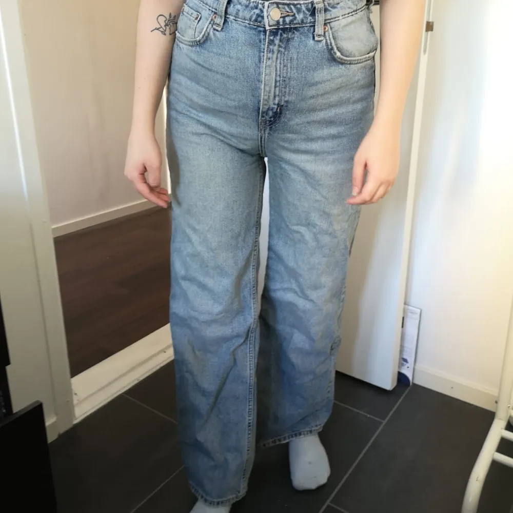 Blåa, vida Ace jeans från Weekday i storlek 28/30. Supersnygga men passar mig tyvärr inte längre. Använda men fortfarande i bra skick. . Jeans & Byxor.