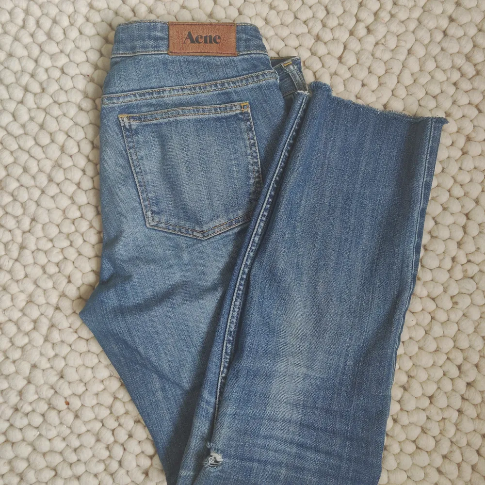 Skitfina jeans från Acne i ljus tvätt. Rå kant nertill och en snygg slitning vid sidan av knät. Storlek W31 och L27, passar mig som är 175cm lång. Köpare står för frakt. ✨. Jeans & Byxor.