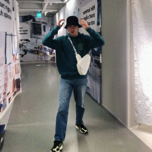 Valient™ Hoodie - Säljer denna as feeta hoodie från Valient™. Riktigt skön, stor luva och as skön passform. En äkta Streetwear hoodie. Köpt för 800 Kr. Står som XL men sitter som L. 