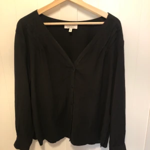 Blus  - Svart blus med djup v-ringning 