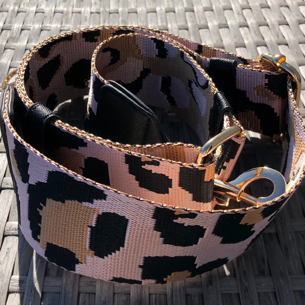Riktigt ballt leopard mönstrat väskband med guldiga spännen. Aldrig använt. Märket är okänt då det är köpt utomlands. Frakten ingår😀. Väskor.