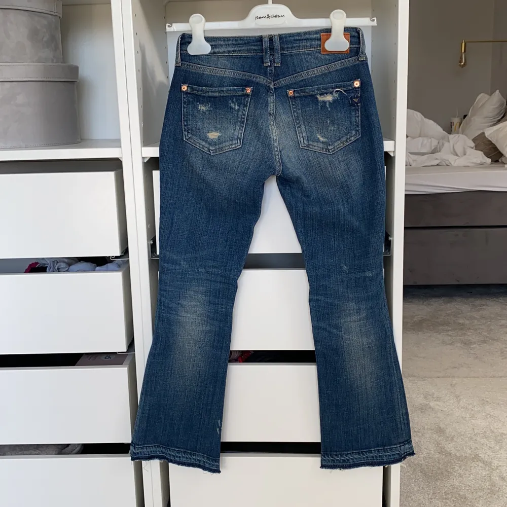 Jeans från Le Temps Des Cerises i bootcut modell, säljs pågrund av för små😇. Jeans & Byxor.