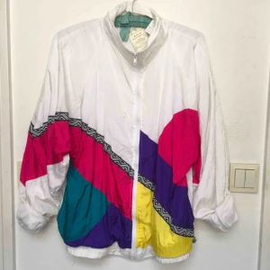  - Härlig retro vindjacka inköpt på Urban Outfitters för 699:- säljer den för halva priset. Aldrig använd/prislappen kvar. Möts upp i centrala Sthlm annars tillkommer frakt 🌸