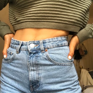 Ljusa mom-jeans - Trendiga och snygga mom-jeans från Zara. Aldrig använda då dom är för korta för mig (175cm) men råkade dra av lappen :( sitter sjukt fint och är i nyskick. Nypris=359kr
