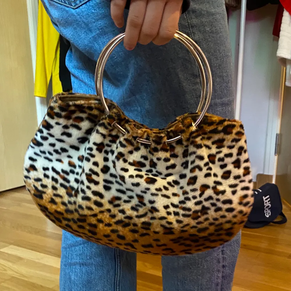 Jätte fin retro väska med leopard print! Helt oanvänt pga inte riktigt min stil. Accessoarer.