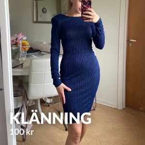 Klänning  - Klänning med axel puff. Prislapp kvar! Oanvänd! 