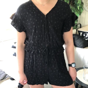 Playsuit - Svart/ marinblå playsuit med silvergråa stjärnor🌟 Storlek 40, köpt på H&M! 50kr plus frakt som köparen står för!