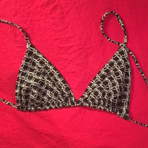 Snygg bikini med beiget mönster😻 - Bikini som  är storlek 36 men passar storlek 34 o 38. Den  är från hm men ser ut och könns som en lyxig märkesbikini. Helt ny aldrig använd. Säljer pga att jag har för mycket badkläder. Möts i Stockholm eller fraktar🐠🐠💕