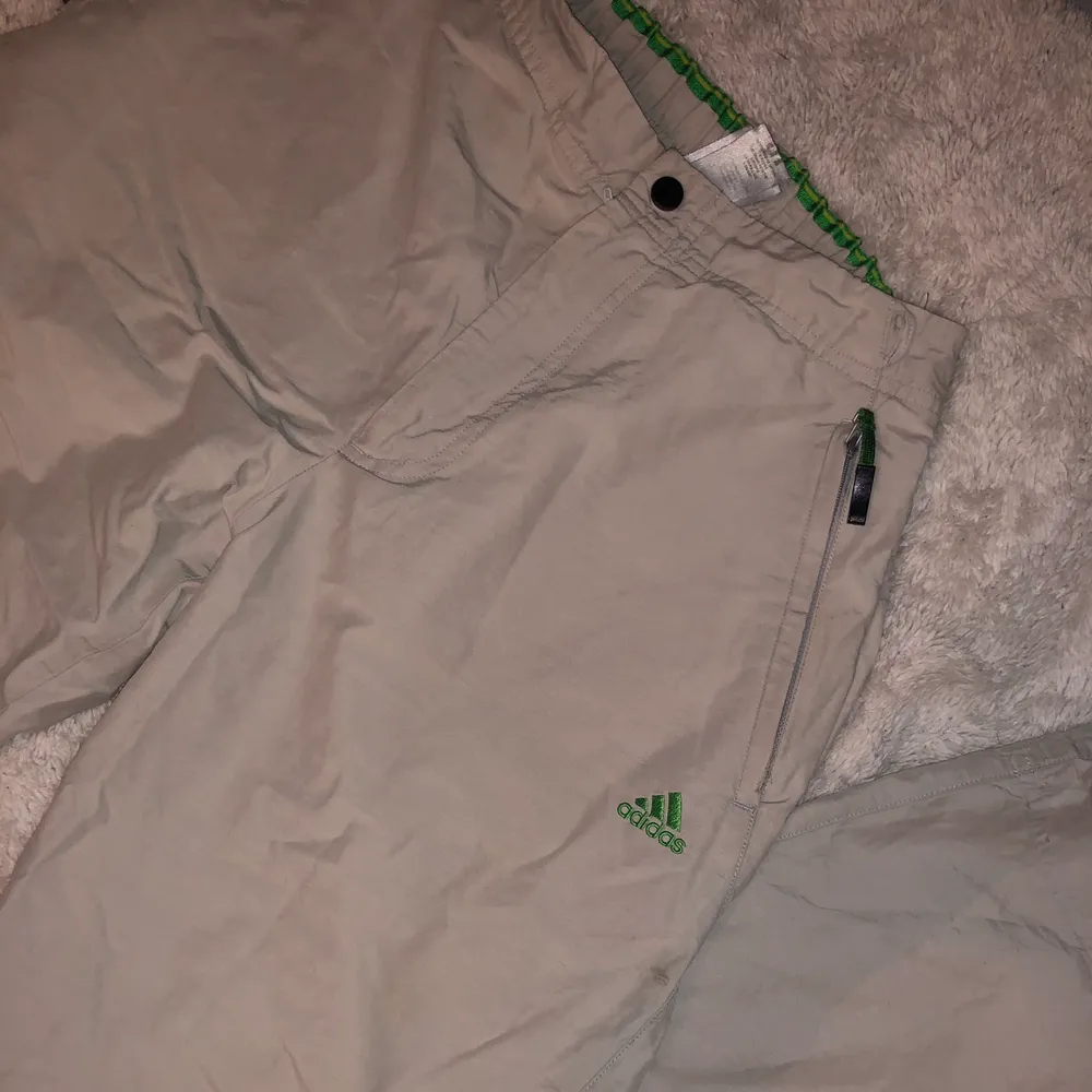 Adidas byxor, beiga med gröna detaljer. Har sytt in midjan så den passar strl XS-S! Raka/utsvängda i benen.. Jeans & Byxor.