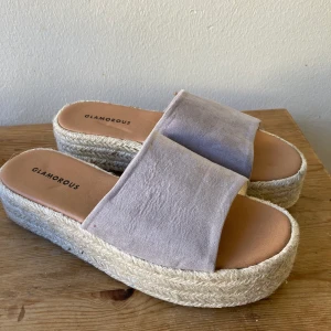 Platåsandaler, mocka - Platåsandaler i mockaliknande material. I princip oanvända. Så snygga till tex jeans tycker jag men passar tyvärr inte mina fötter..