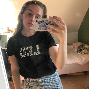 Simpel men snygg t-shirt - En basic, snygg t-shorts lätt att matcha till vad som helst. Nästan helt oanvänd!! Startpris = 50kr