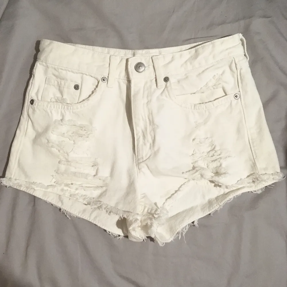 Vita shorts med slitningar/slitna/hål i storlek 36/s. Fel storlek för mig. Använda max 2 gånger. Toppenskick!. Shorts.