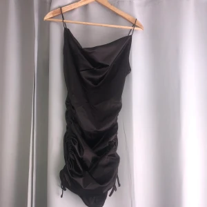 Klänning - Supersnygg svart klänning från H&M. Passar att ha bara som den är eller med en tröja under. Endast använd 1 gång. Säljes pga att det inte var min stil.