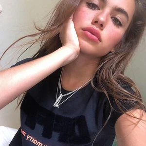 Off white t-shirt ”will you Marry me” - Skit snygg t-shirt som är slutsåld nästan överallt. Kostade 370€ på farfetch. Texten ”off” samt trean på baksidan är fluffig och det har åkt av lite. Man ser vad det står och alls men ”fluffet” är lite ojämnt. 