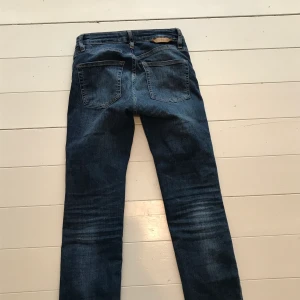 Skinny Seconhand Jeans - Fina skinny jeans med snygg passform, har dock blivit för små för mig☁️Köpta på secondhand ett par månader sedan för 250kr! , fler bilder kan skickas privat om önskas 🥰🥰, små knapp detaljer sydda vid fickorna som jag gjort själv ✨