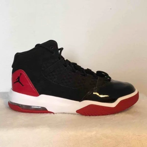 Jordan skor - Svin coola Jordan Max Aura som knappt är använda och är då i bra skick! Köparen står för frakt!💞