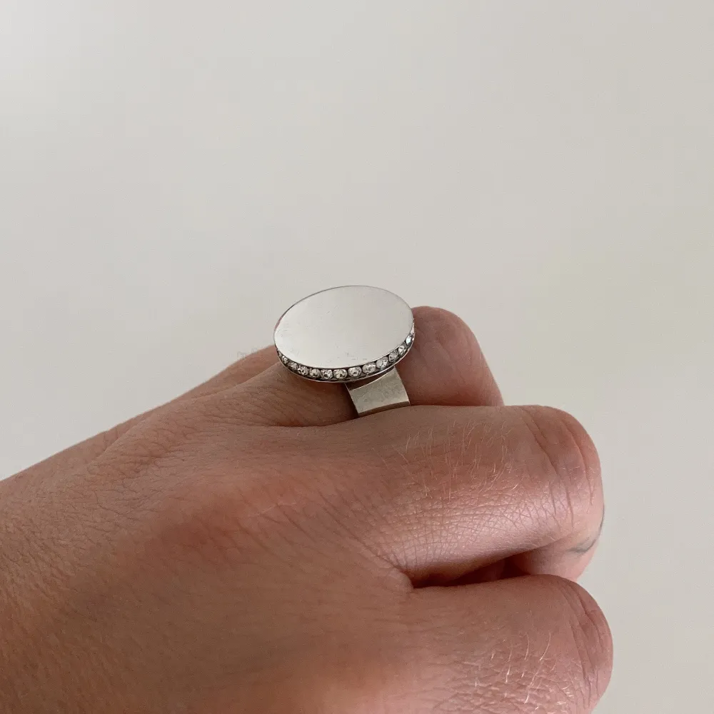 Edblad ring i rostfritt stål med kubik zirkoner stl 17,5=M.                                                                          Endast Swish , frakt kostnad 22kr. Övrigt.
