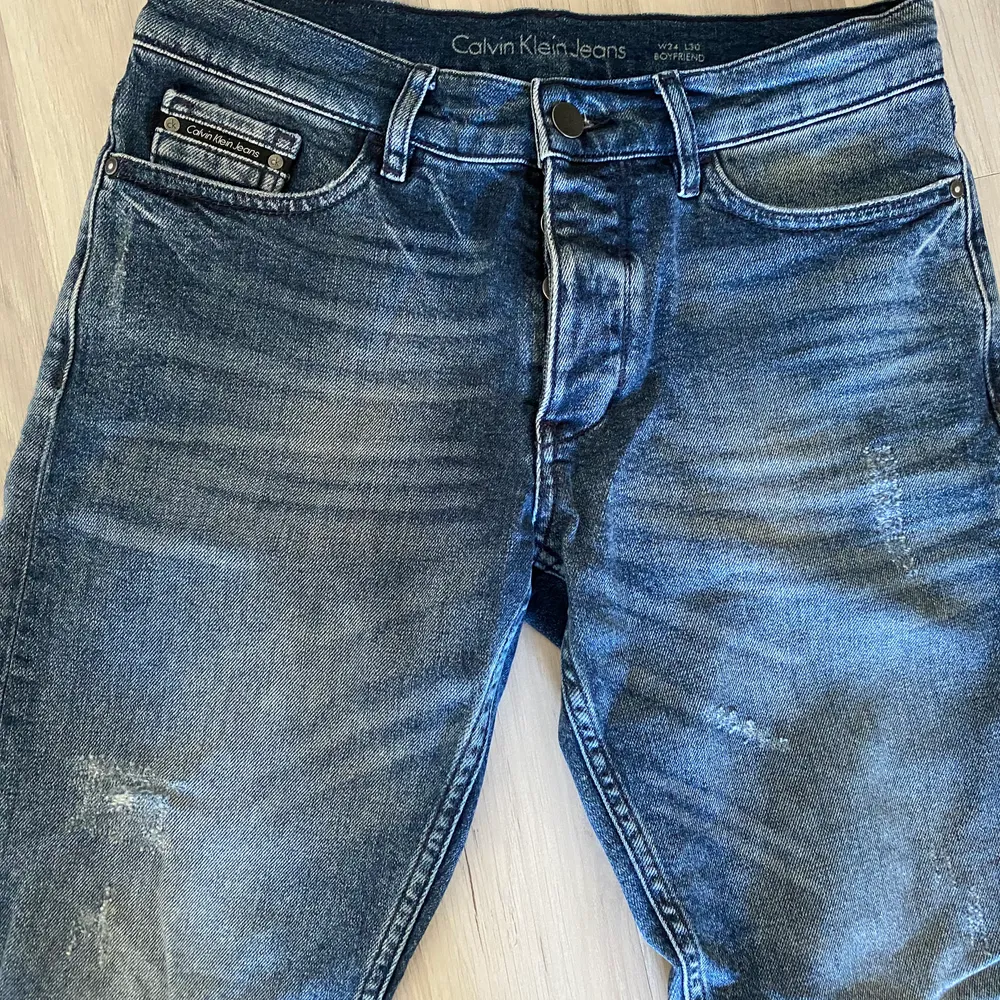 Sjukt snygga boyfriend jeans från Calvin Klein. Dom är helt oanvända & tyvärr för små för mig. W24 L30.. Jeans & Byxor.