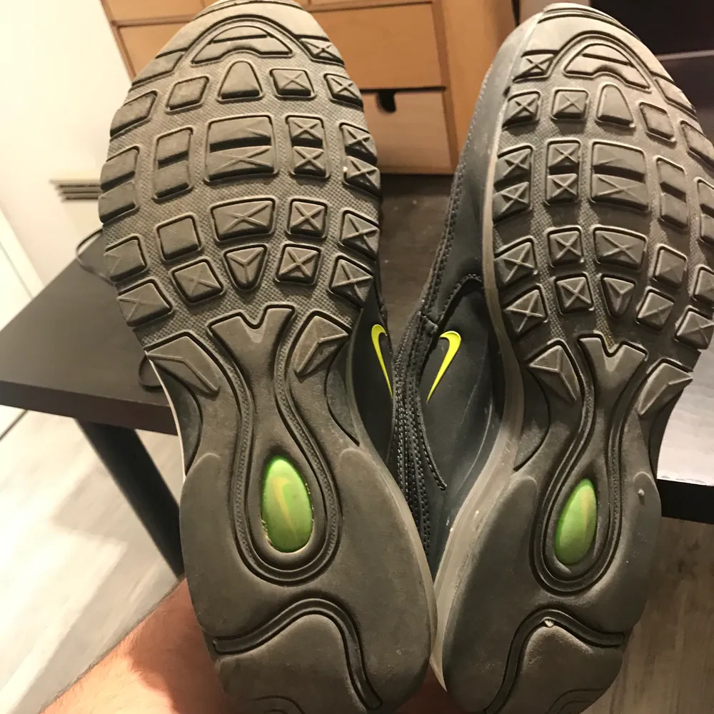 Helt nya Nike air Max 97:or Köpta från zalando för 1400  Original pris är 2200. Inget fel med skorna, dem har varken repor eller skador på sig, helt nya och använda ett par gånger . Skor.